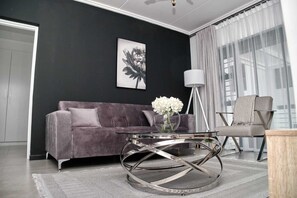 Smart TV - Stylish 2-Bedroom Apartment with Gym, Pool, Wi-Fi in Prime Lonehill Location. (Sandton)