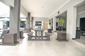 Outdoor dining - Stylish 2-Bedroom Apartment with Gym, Pool, Wi-Fi in Prime Lonehill Location. (Sandton)