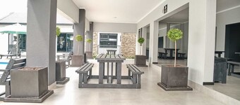 Stylish 2-Bedroom Apartment with Gym, Pool, Wi-Fi in Prime Lonehill Location.