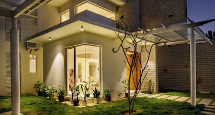 Golf View Home by Stayjadelawnprojector