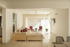 فيلا (1 Bedroom) | منطقة المعيشة | تلفزيون