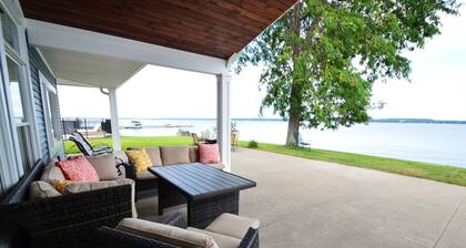 Single Level Lakefront Paradise. Pool, Hot Tub, Kayaks and More. Sleeps 10 Adults
