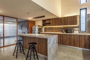 Huvila (1 Bedroom) | Yksityinen keittiö | Jääkaappi, mikroaaltouuni, leivänpaahdin, tehosekoitin