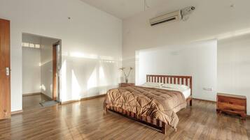 Biệt thự (1 Bedroom) | 4 phòng ngủ, bàn, khu vực làm việc phù hợp cho laptop