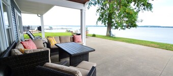 One Bedroom Lakefront Suite at our Lakefront Paradise.  Pool, Hot Tub, Kayaks and more.  Sleeps 2 Adults