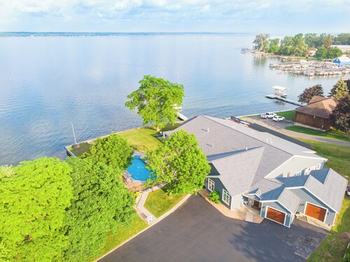 One Bedroom Lake View Suite at our Lakefront Paradise.  Pool, Hot Tub, Kayaks and more.  Sleeps 2 Adults