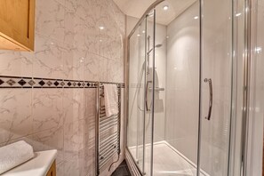 Hair dryer, towels - Harrow Croft, 2 Bedroom Flat St Johns, Worcester (Worcestershire)