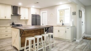 Coffee/tea maker, fridge, microwave, oven - 3BR/2.5BA close to Beach, Casinos & Downtown Ocean Springs! Shorebound (Ocean Springs)