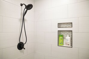 Douche, sĂšche-cheveux, serviettes fournies, savon