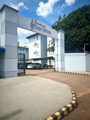 Vista frontal de la propiedad