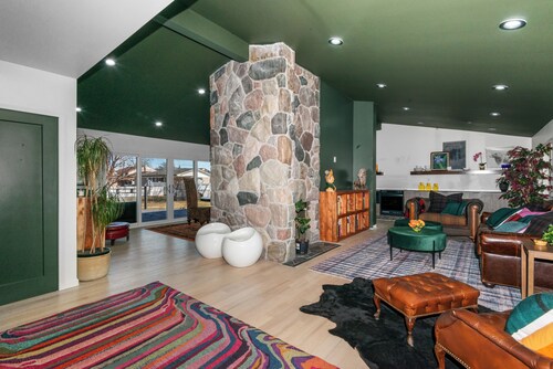 Beautiful Mid-Century 5-bedroom ranch with AC, WiFi in pleasant Clinton Township