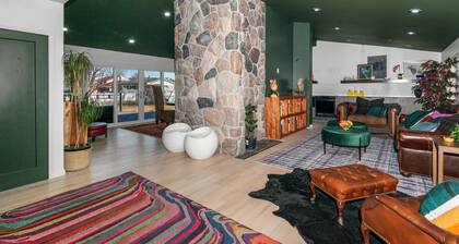 Beautiful Mid-Century 5-bedroom ranch with AC, WiFi in pleasant Clinton Township