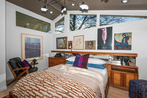 5 bedrooms, iron/ironing board, WiFi, bed sheets