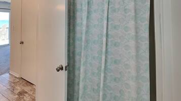 Studio (3 Bedrooms) | Kemudahan hartanah