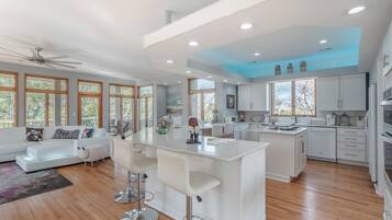 Studio (3 Bedrooms) | Property amenity