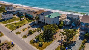Zona residencial costera con casas, una playa y un muelle.