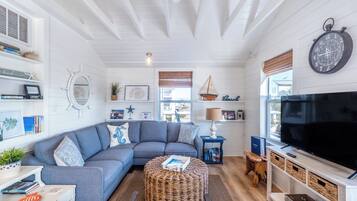 Studio (3 Bedrooms) | Living area | TV