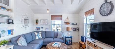 Studio (3 Bedrooms) | Living area | TV