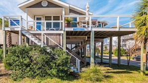 Un bâtiment à deux étages doté d’un balcon, d’un escalier et d’une enseigne indiquant qu’il s’agit d’une maison d’hôtes située à Scotch Bonnet.