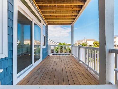 Strand Bungalow by Topsail Realty