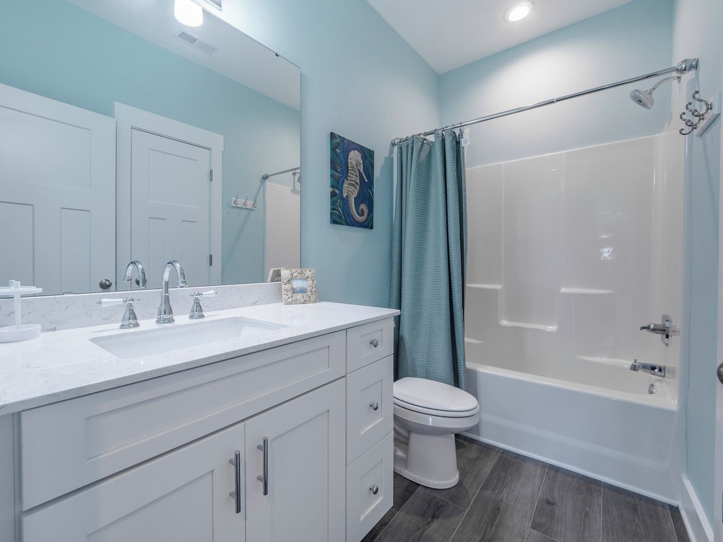 Une salle de bain moderne avec un meuble-lavabo à deux vasques, des toilettes et une douche à l’italienne.