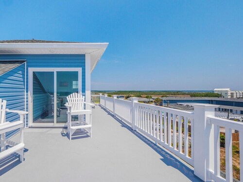 Strand Bungalow by Topsail Realty
