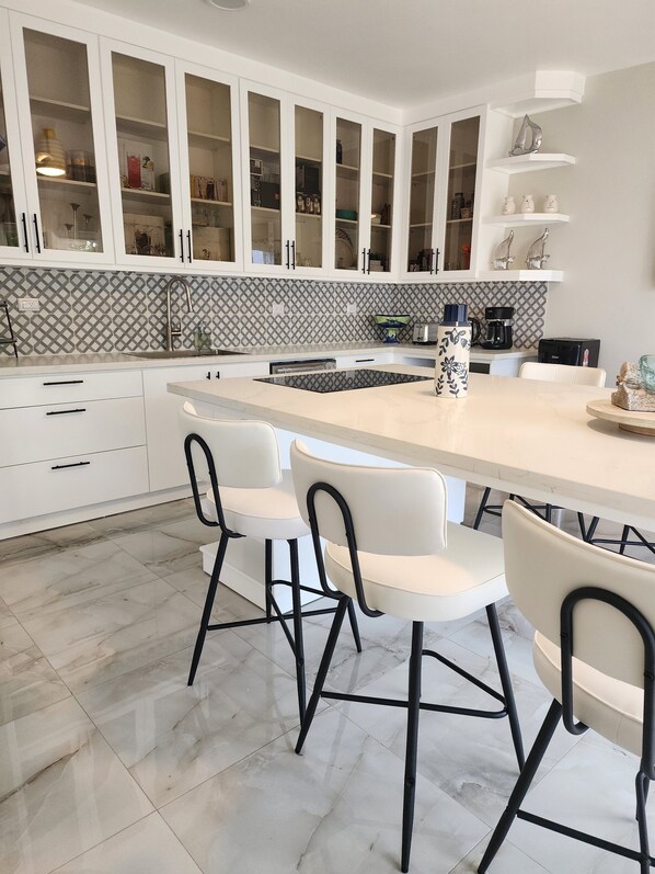 Refrigerador, microondas, horno, placa de cocina