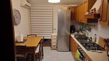 Kühlschrank, Wasserkocher mit Kaffee-/Teezubehör, Wasserkocher, Mixer