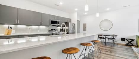 Apartment, 2 Bedrooms | Private kitchen | Fridge, microwave, oven, stovetop