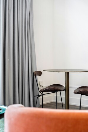 Studio, 1 King Bed | Living area