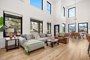 Smart TV, fireplace, video games, stereo - Salt & Stone | Lake/Private Beach | Mountain Views (Invermere)
