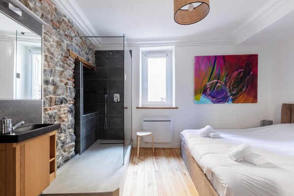 3 bedrooms, iron/ironing board, WiFi, bed sheets