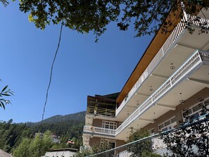 Front of property - Hotel The Premium Villa Old Manali View (Manali)