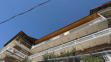 Vista frontal de la propiedad