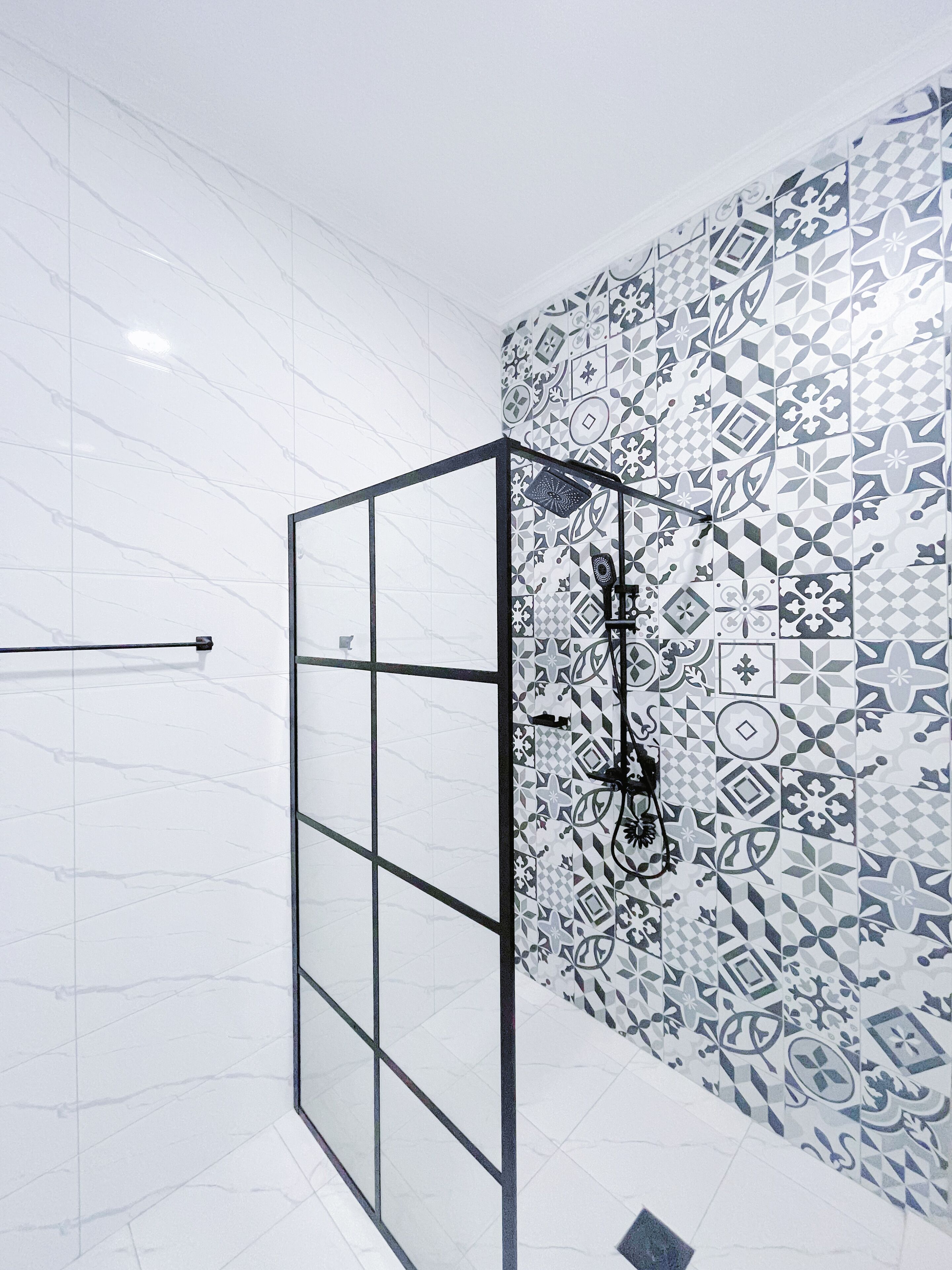 Douche, serviettes fournies, papier toilette