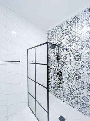 Dusche, Handtücher, Toilettenpapier