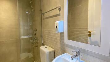 Een haardroger, handdoeken, zeep, toiletpapier