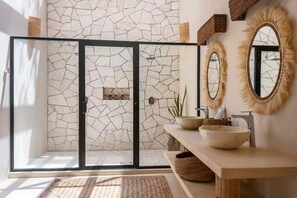 Een douche, een haardroger, handdoeken, zeep