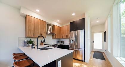 Central Seattle Nearby Downtown and Stadiums with A/C, Parking & Transit Access