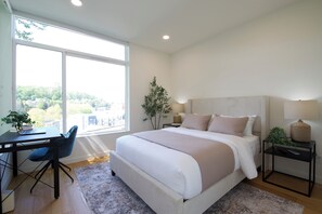 2 bedrooms, desk, iron/ironing board, WiFi