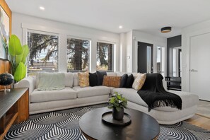 Smart TV, fireplace, books, stereo