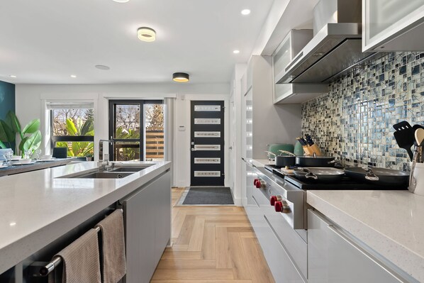 Jääkaappi, mikroaaltouuni, uuni, liesi