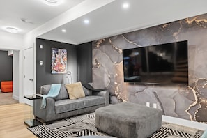 Smart TV, caminetto, libri, impianto stereo
