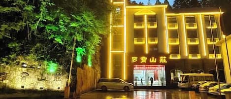 Un edificio con una estructura vertical destacada y un letrero con caracteres chinos.