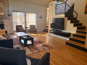 Smart-TV, fotballspill, bøker og PC-skjermer