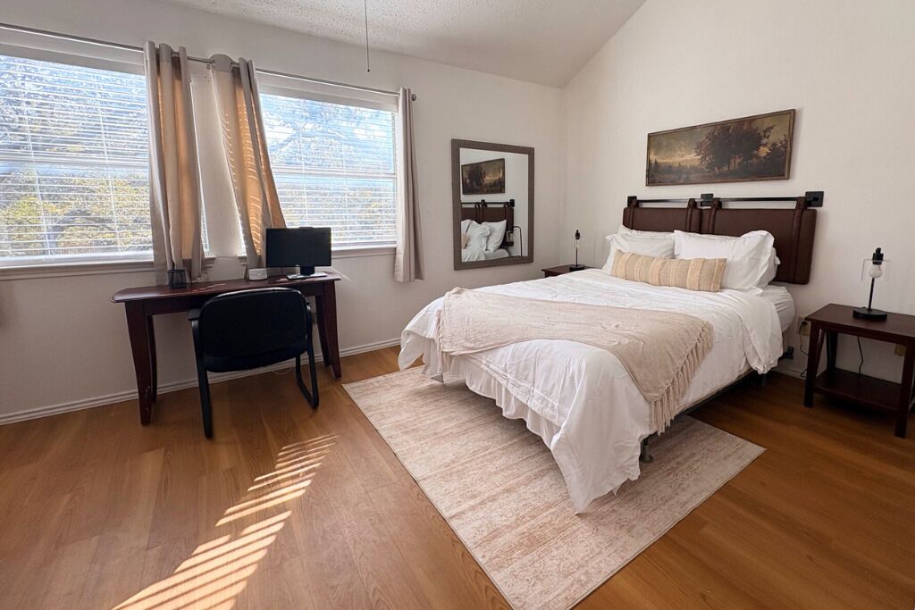 5 bedrooms, desk, iron/ironing board, travel cot