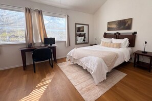 5 soverom, skrivebord, strykejern/-brett og reiseseng for barn