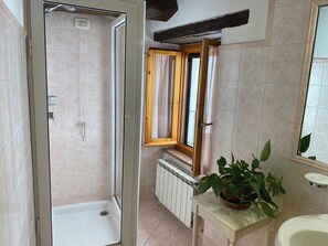 Haartrockner, Bidet, Handtücher, Seife