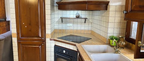 Fridge, oven, stovetop, coffee/tea maker