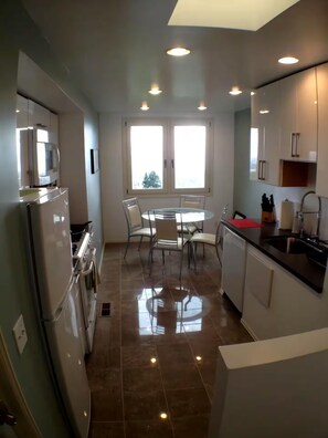 Microwave, oven, stovetop, dishwasher - Lovely 1.5 -bedroom house in the Berkeley hills, minutes from UC Berkeley! (Berkeley)